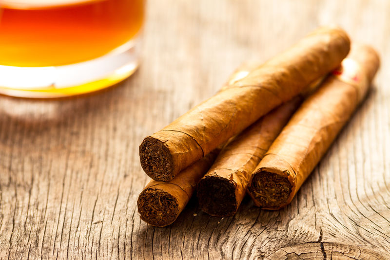 木桌古巴雪茄配朗姆酒