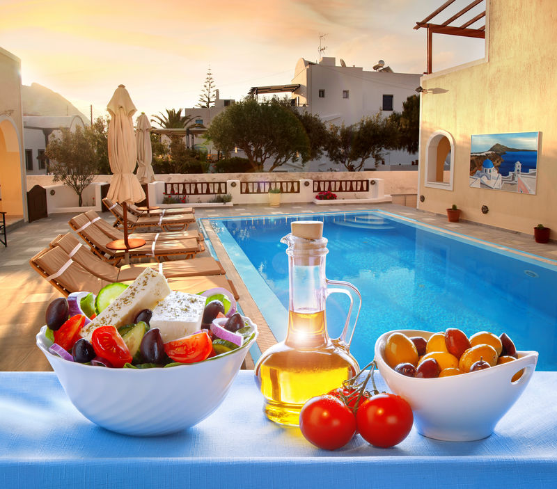 希腊圣托里尼岛游泳池希腊沙拉