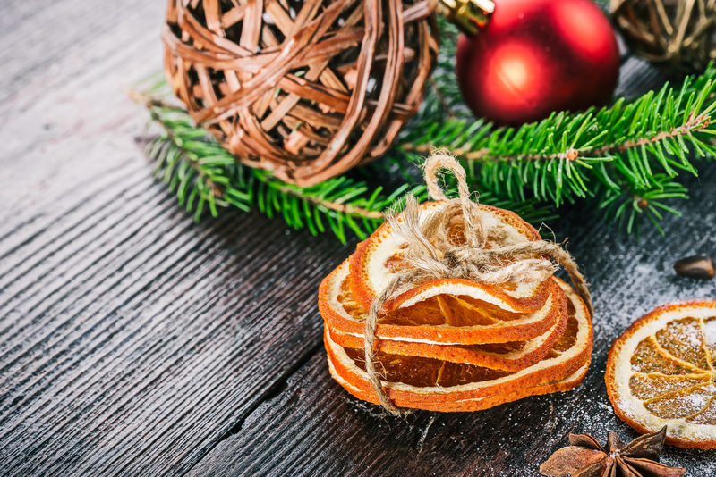 圣诞节装饰的特写与干燥的橙子堆和香料选择性聚焦