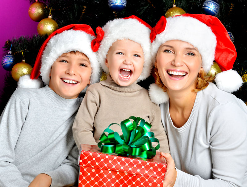 有孩子的快乐母亲拿着新年礼物