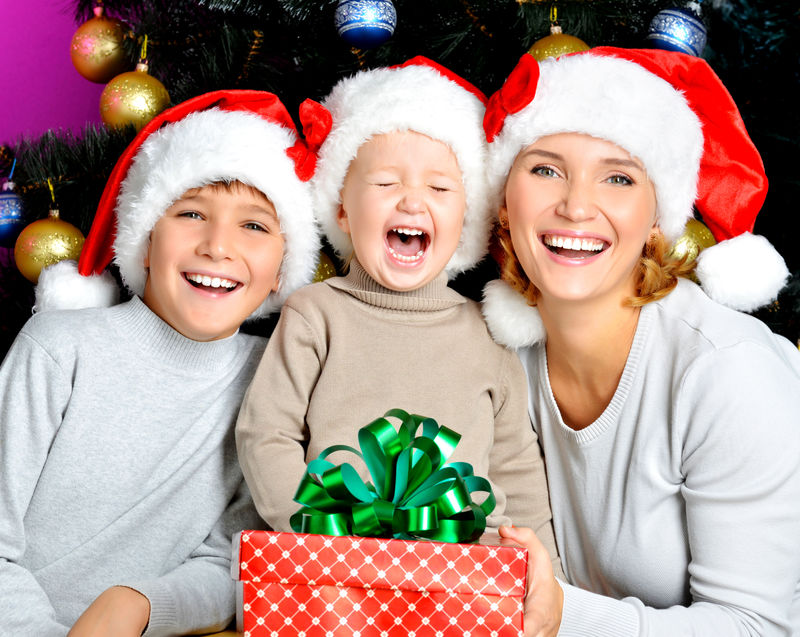 有孩子的快乐母亲拿着新年礼物