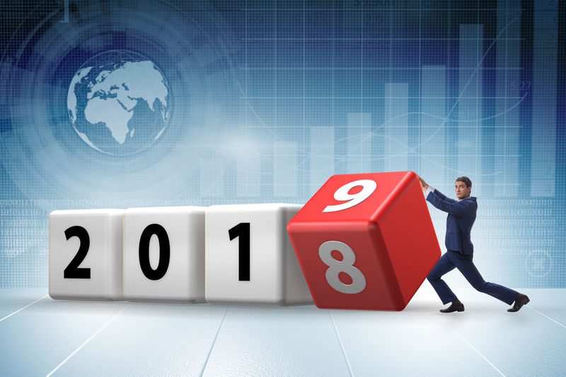 商人员工旋转立方体显示2019号