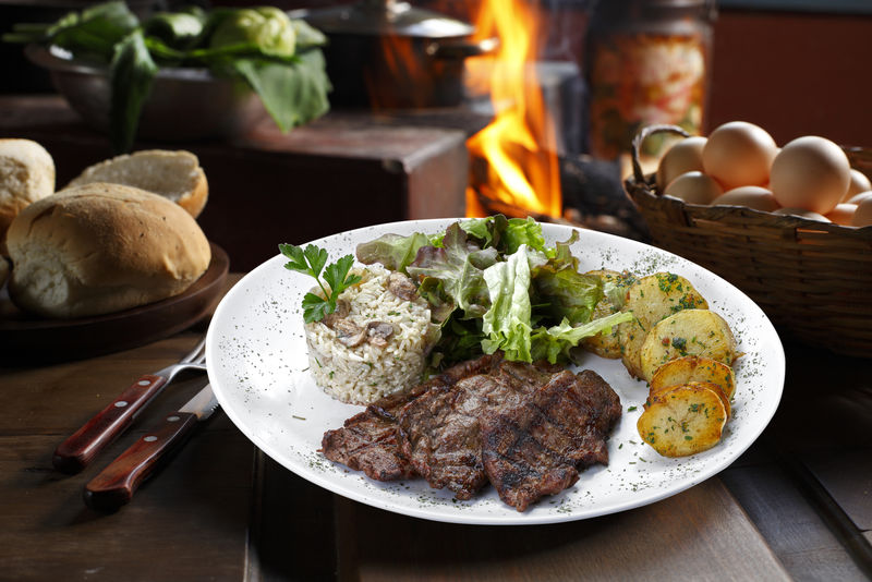 蔬菜烤牛肉和土豆泥