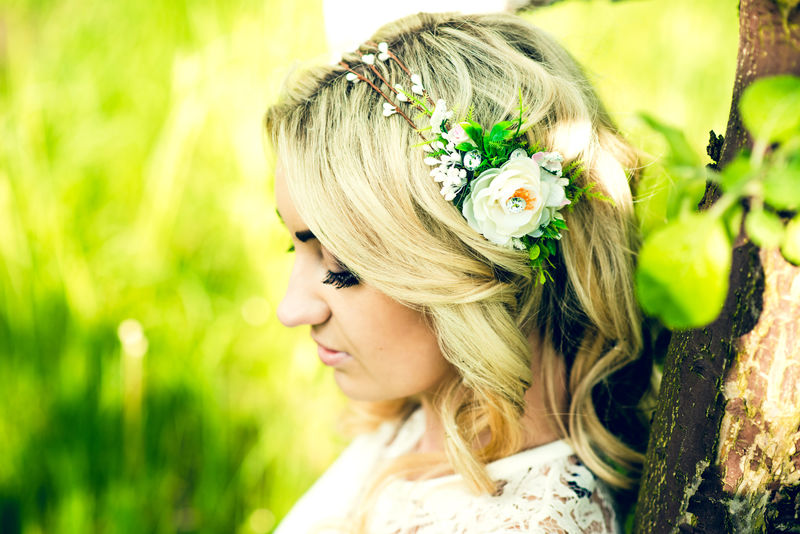 一位美丽的金发女郎的肖像-长发-蓝色长裙-高开叉