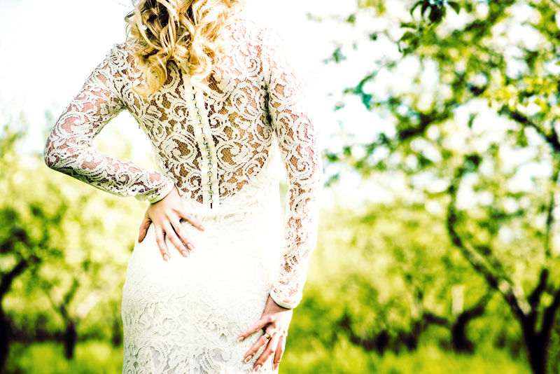 公园外美丽新娘的肖像后视图