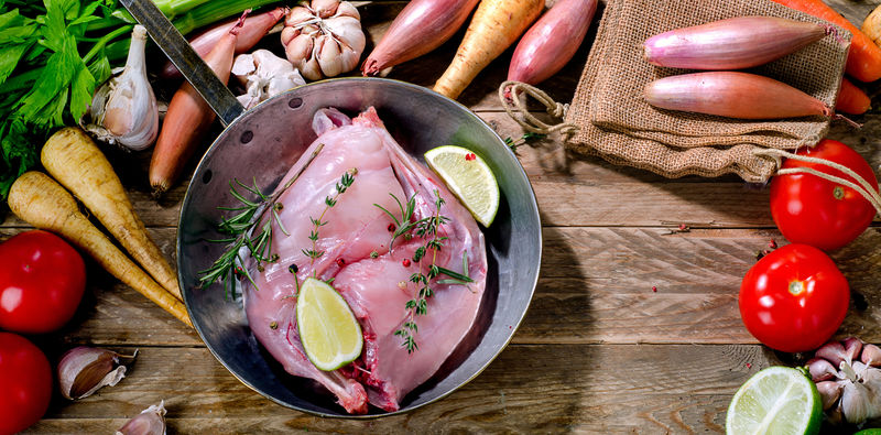 木纹板上的兔腿