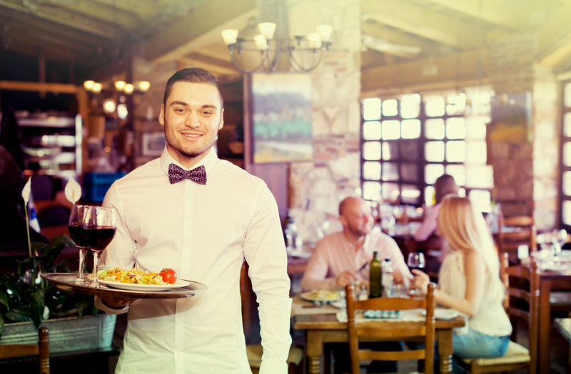 成人用餐和服务员