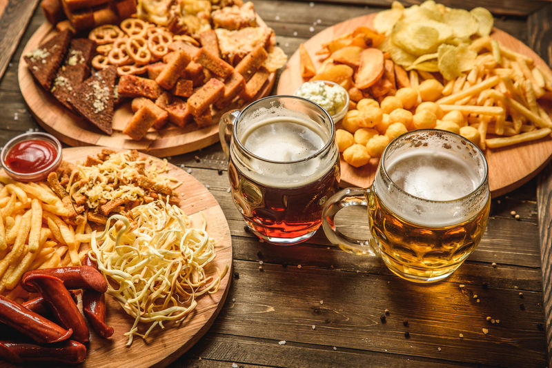 木制背景上的啤酒小吃俯视图