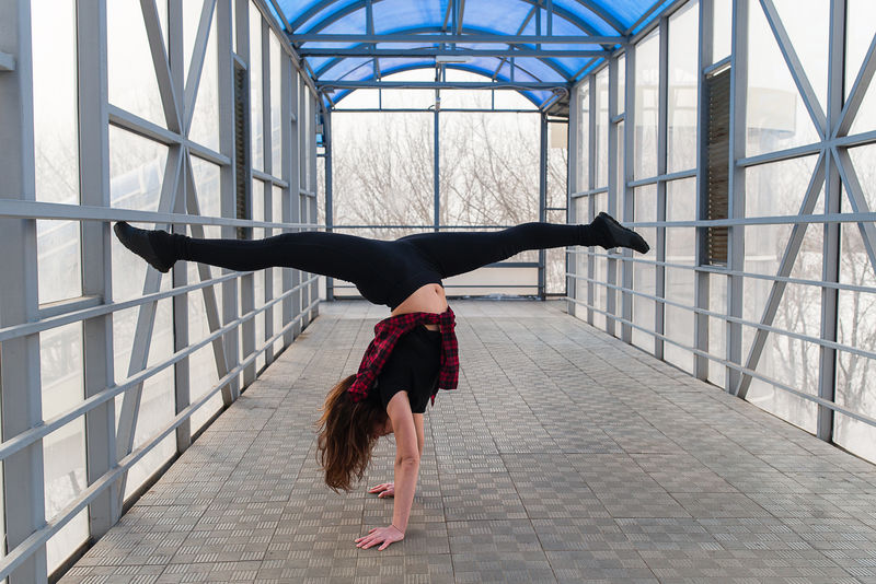 做户外伸展运动的女运动员