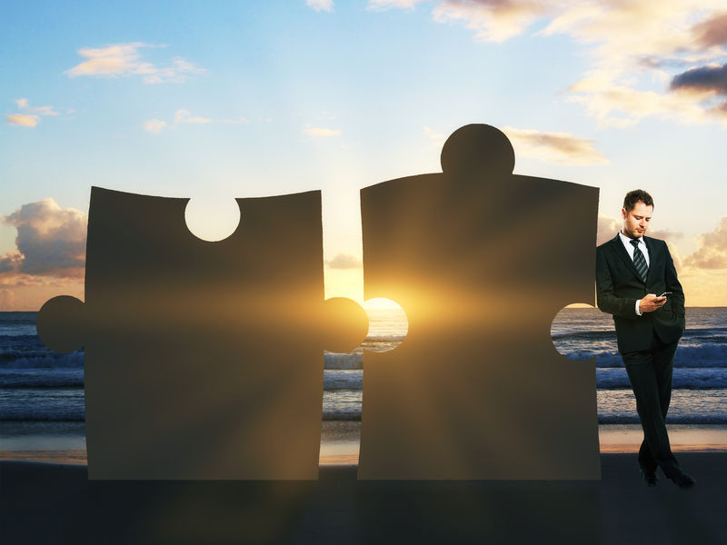 靠着拼图打电话的商人