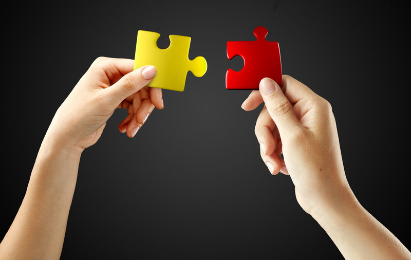 手和拼图团队合作解决难题