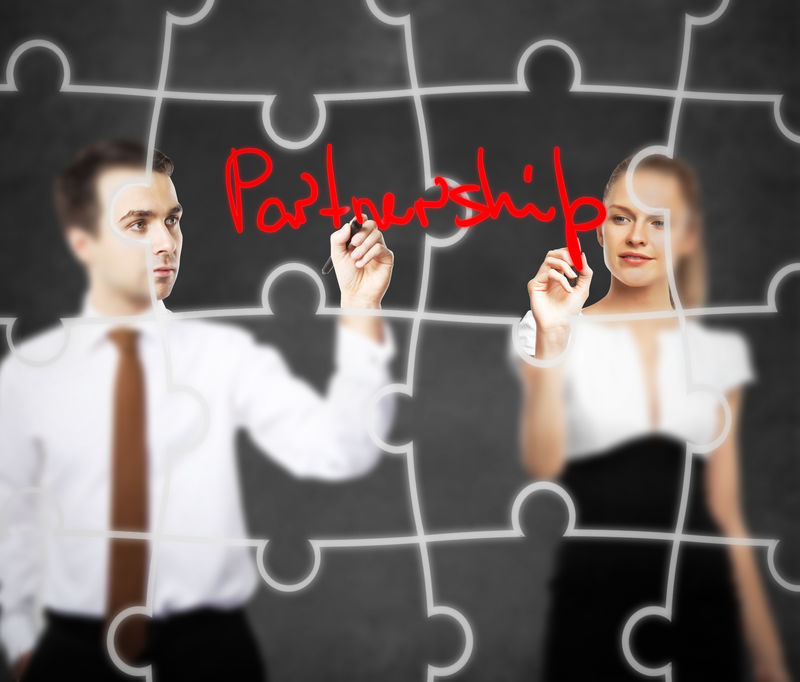 商务人士写作合作伙伴关系