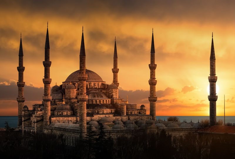 日落中的伊布尔蓝色清真寺