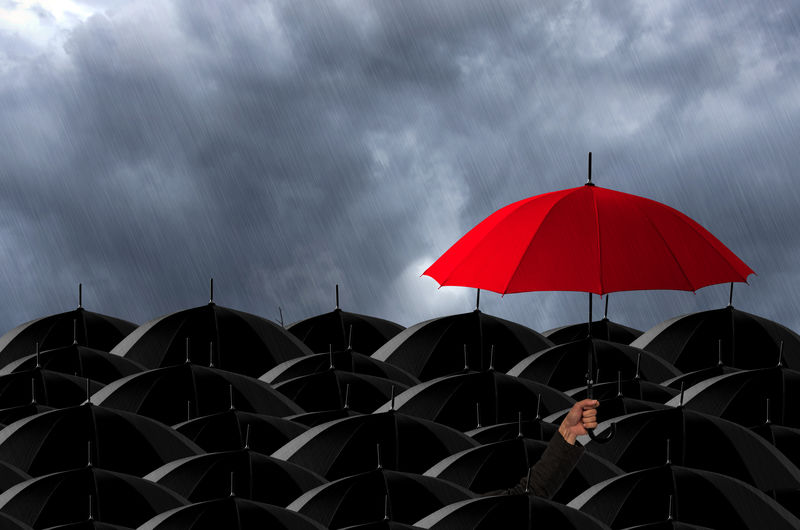 风暴中的红色雨伞