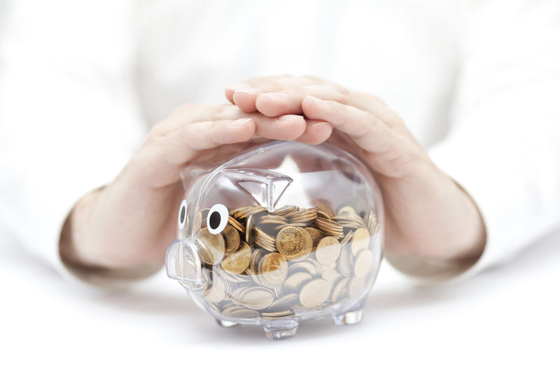 保护你的钱-用手覆盖硬币的透明储币罐