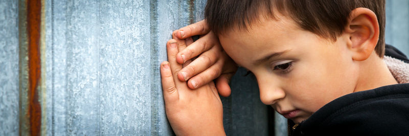 可怜的无家可归的男孩