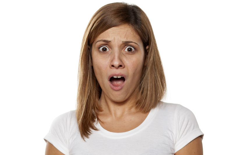 吓坏了震惊了没有化妆的年轻女子