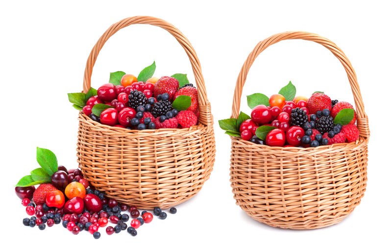 篮中新鲜浆果白底隔离