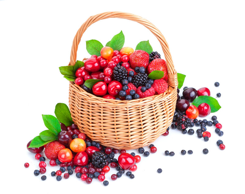 篮子里的各种森林浆果白色隔离