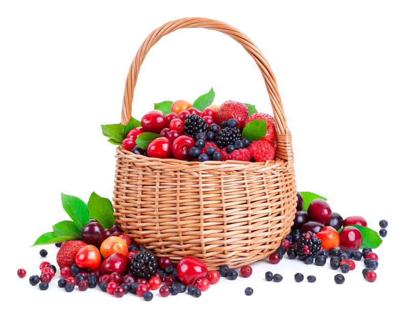 篮中新鲜浆果白底隔离