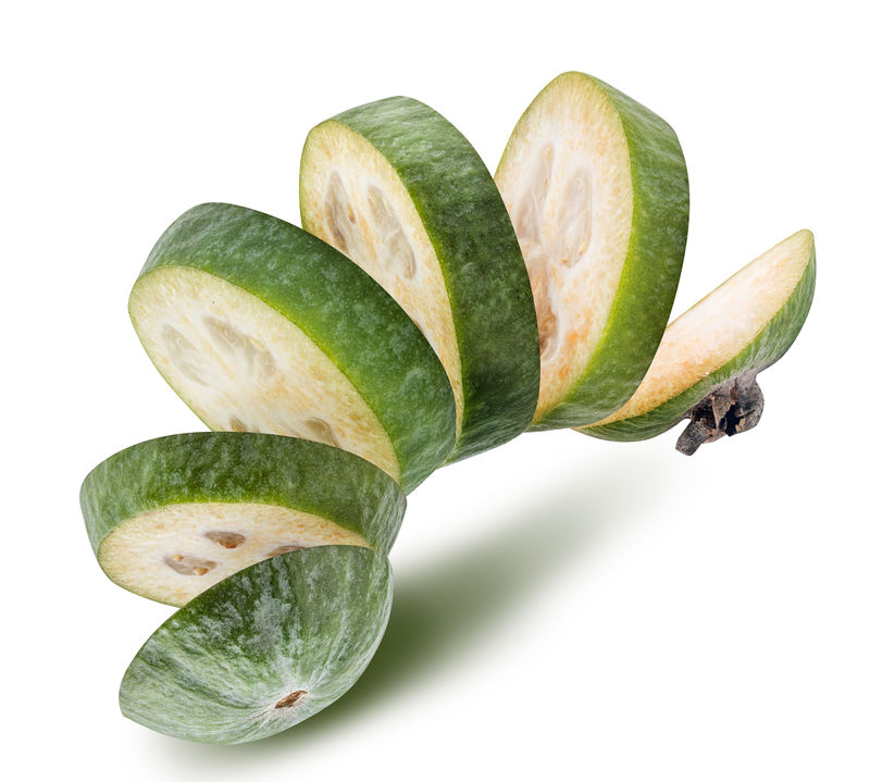 白色背景下的新鲜羊角菜