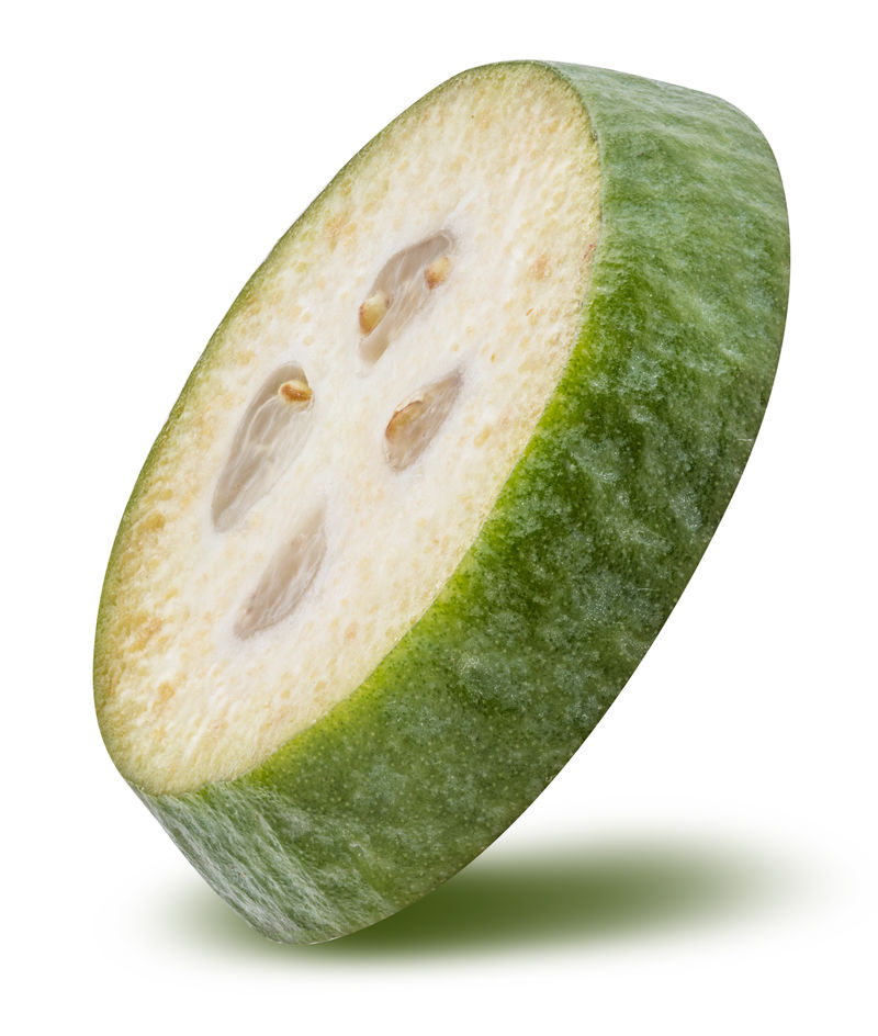 白色背景下的新鲜羊角菜