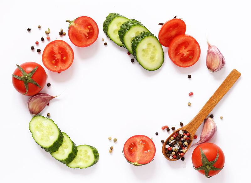 白底新鲜蔬菜和香料