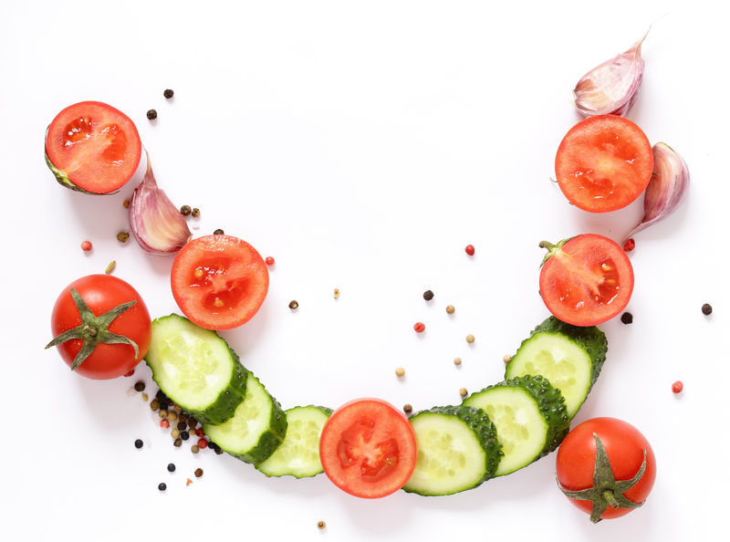 白底新鲜蔬菜和香料