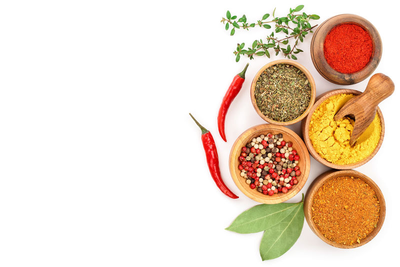 混合香料在木碗隔离在白色背景与复制空间为您的文字俯视图平铺集合或集合