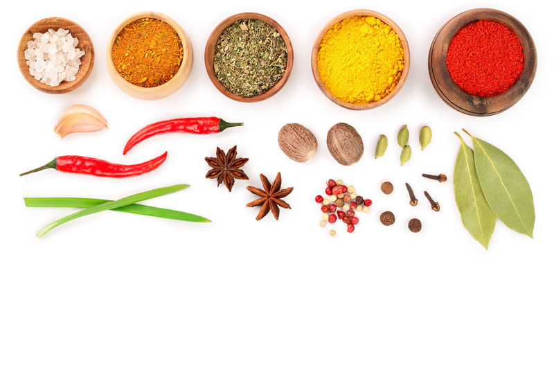 混合香料在木碗隔离在白色背景与复制空间为您的文字俯视图平铺集合或集合