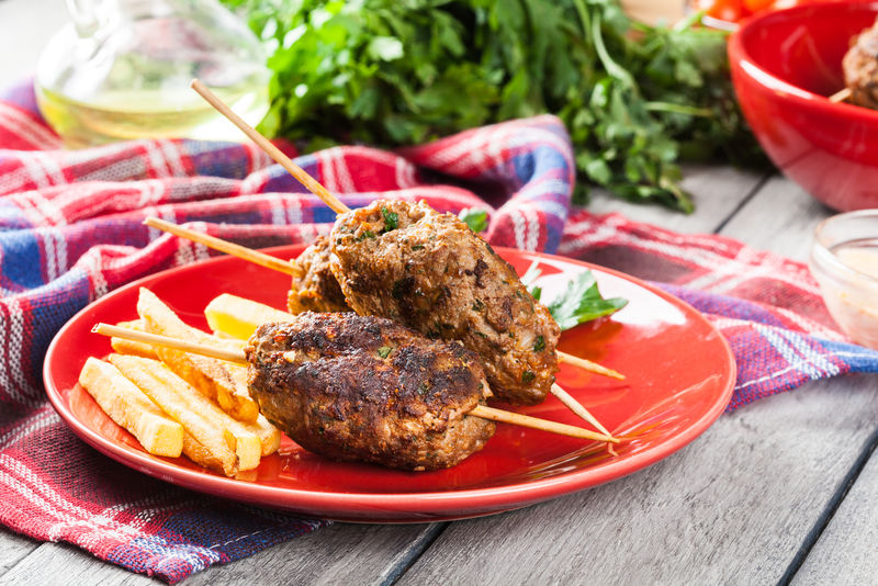 用炸薯条在盘子里烤过的可可选择性聚焦