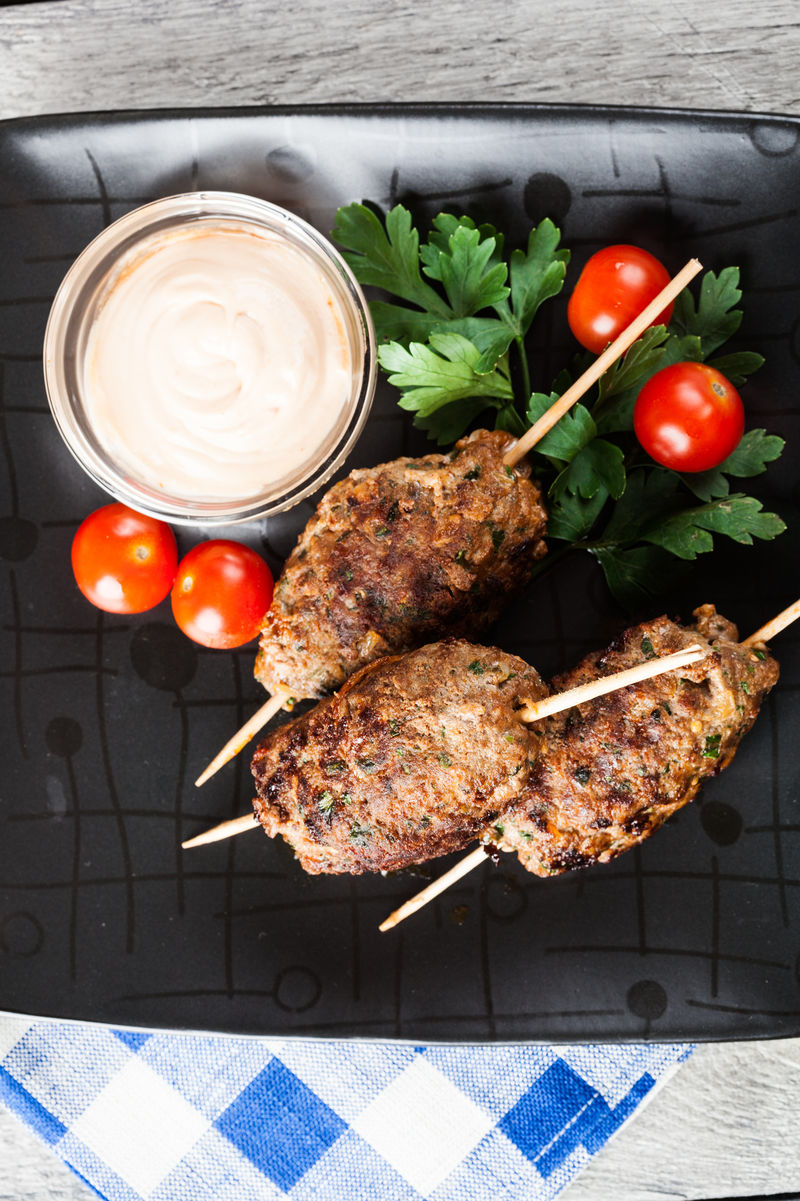 用蔬菜在盘子里烧烤的可可选择性聚焦