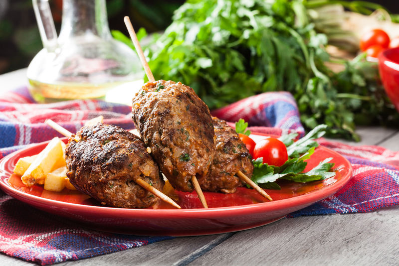 用炸薯条在盘子里烤过的可可选择性聚焦