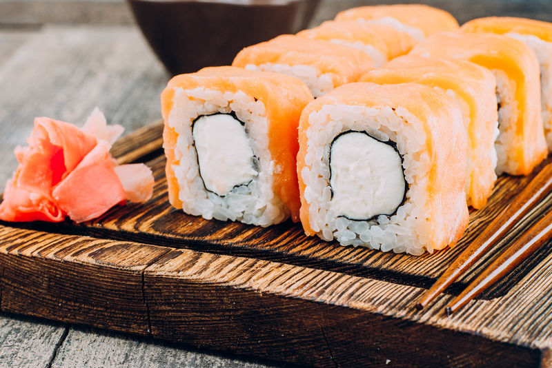 费城卷寿司经典石头木板-鲑鱼-费城奶酪-日本料理-复制空间