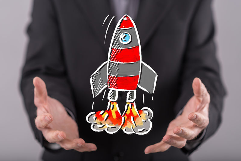 背景中一个人的手上启动概念