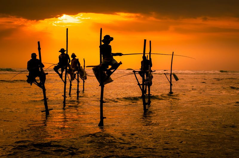 斯里兰卡传统渔民日落时的剪影