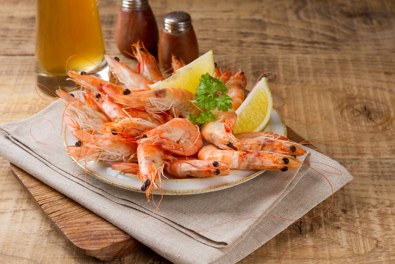 平板上的新鲜虾