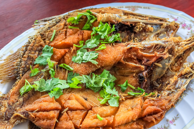 用鱼露(pla ga pong tod nam pla)封闭油炸鲈鱼