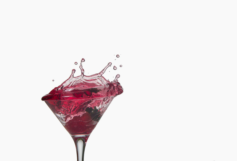草莓鸡尾酒白底独立喷溅
