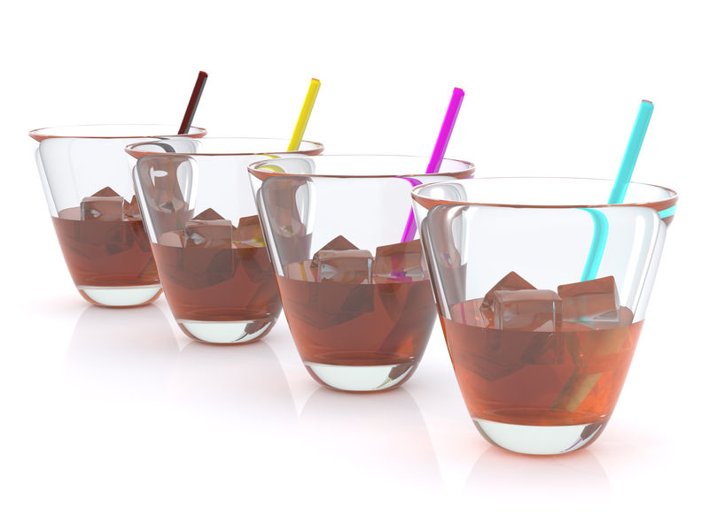 现实的加冰块和吸管的威士忌CMYK三维