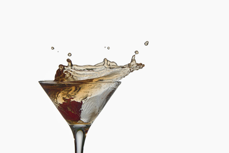 草莓鸡尾酒白底独立喷溅