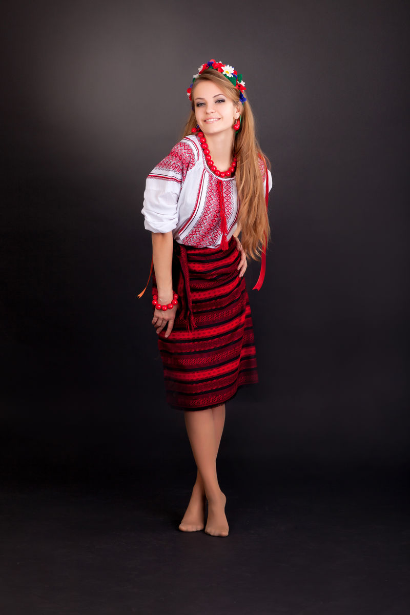穿着乌克兰服装的漂亮女人
