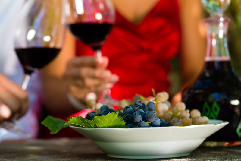 女人和男人在葡萄园喝酒