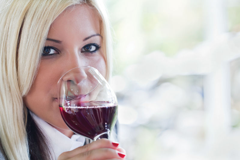 喝红酒的年轻女子