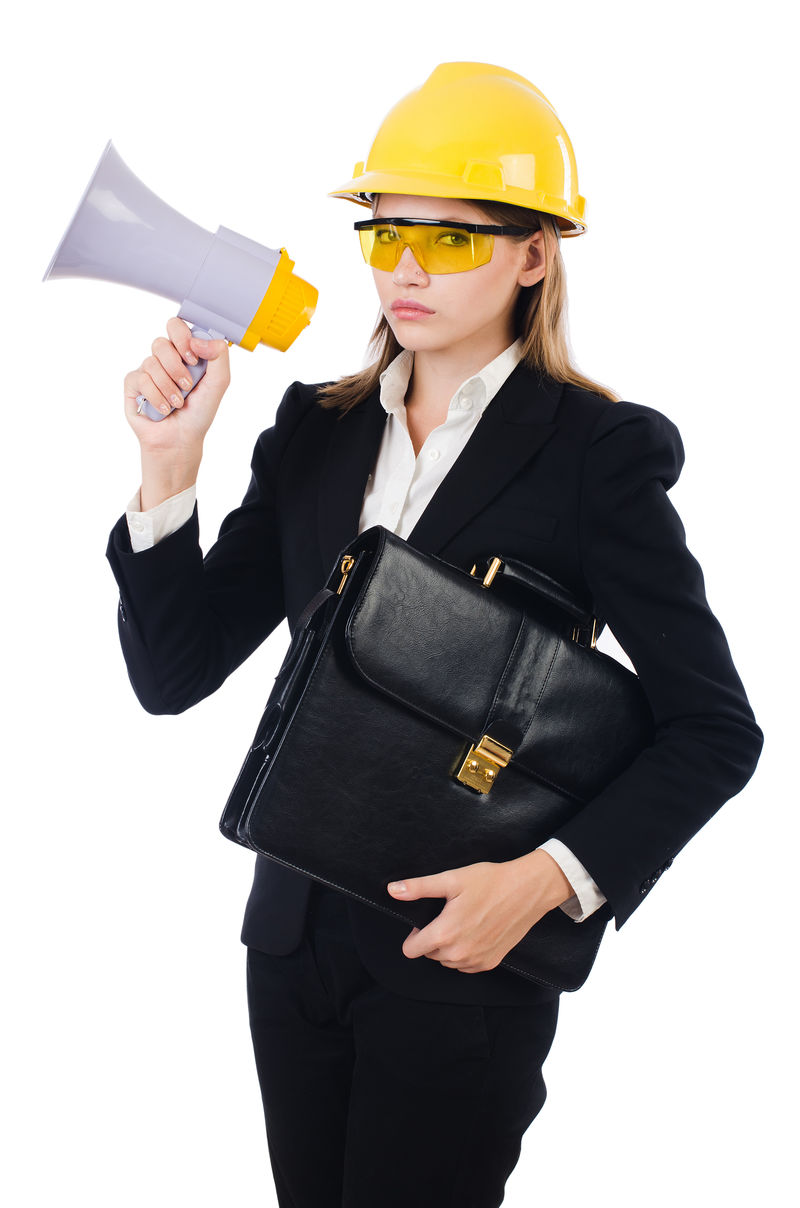 戴着白色头盔和扩音器的女人