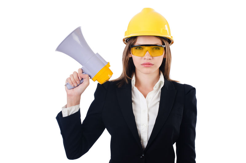 戴着白色头盔和扩音器的女人