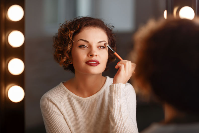 坐在镜子前的漂亮女孩