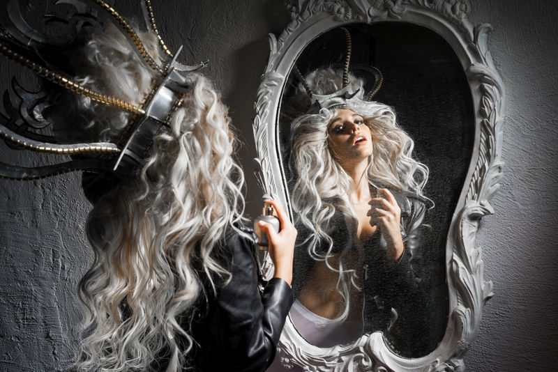 她在皇冠上的镜子旁抑制住了灵魂