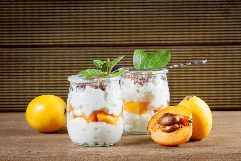 乡村背景下的枇杷鲜奶酸奶