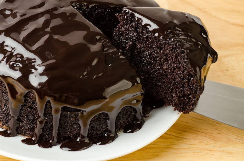 黑巧克力蛋糕盘切